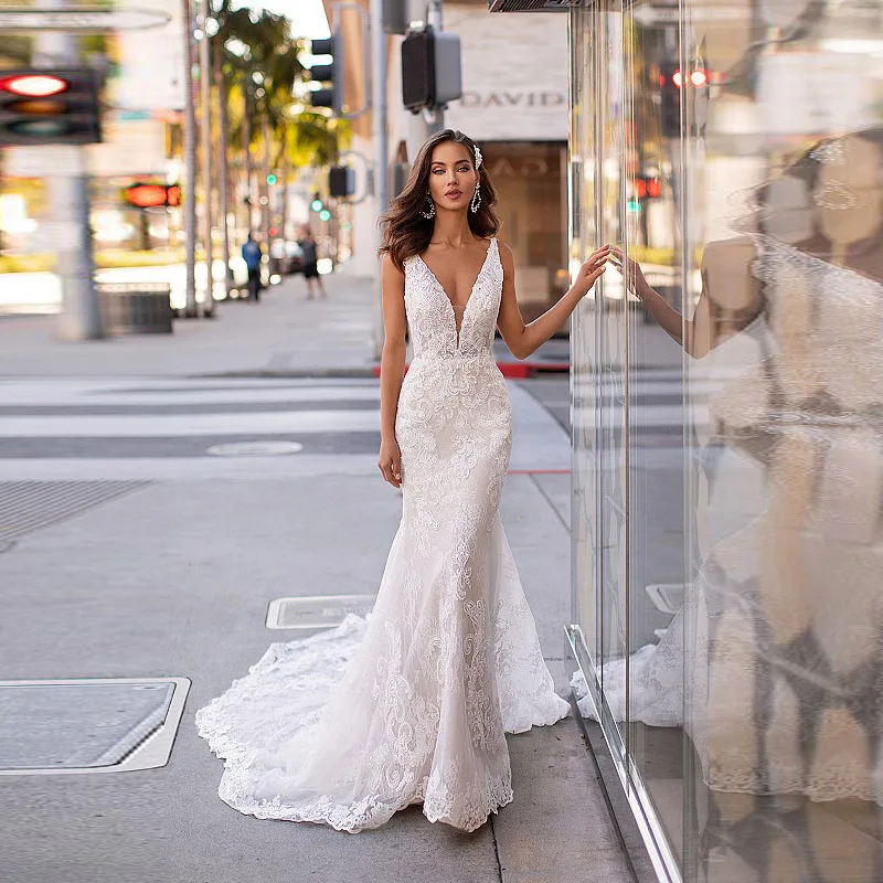 Vestidos de novia elegantes de encaje de sirena con Espalda descubierta, sin mangas, escote en V, cola de corte