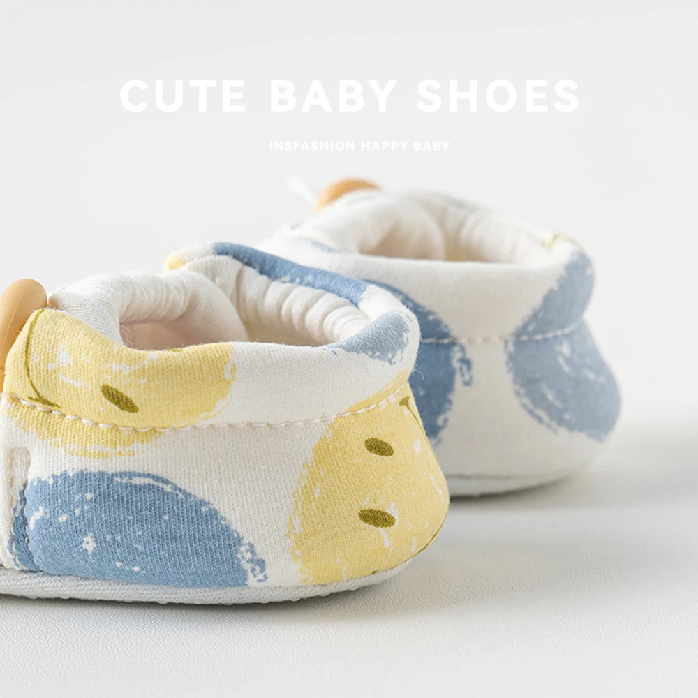 أحذية أطفال غير قابلة للانزلاق للأولاد والبنات صنادل مطبوعة على شكل حيوان الدب اللطيف من القطن بنعل ناعم لحديثي الولادة حذاء للأطفال حديثي الولادة يسمح بمرور الهواء