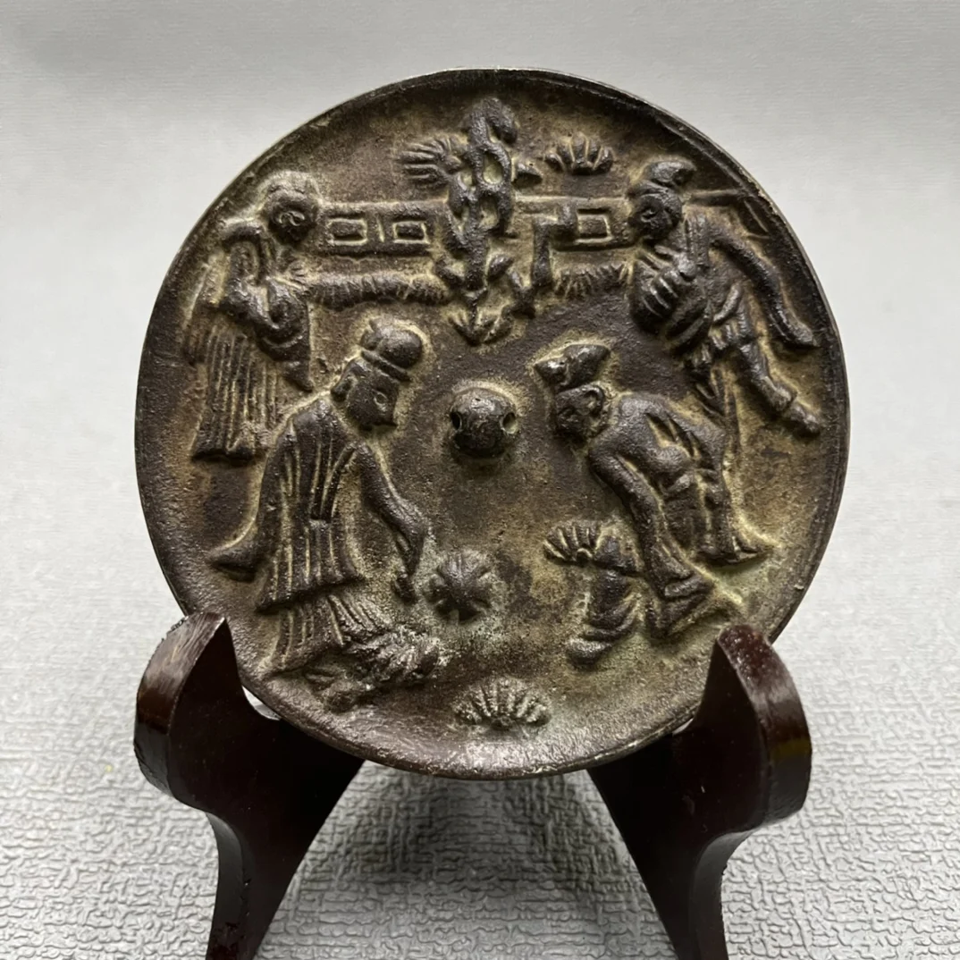 

Старые бронзовое зеркало с фигурками для снятия злых духов и привлечения богатства, коллекция и украшение.