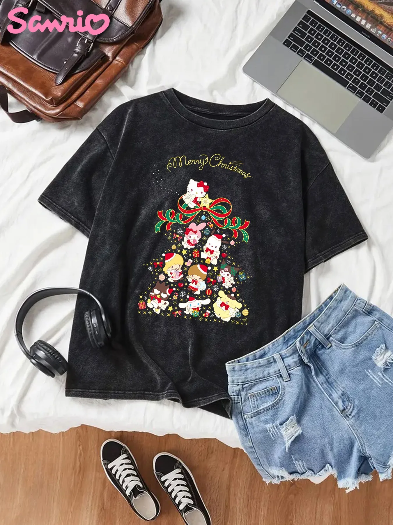 

Sanrio Designed A Christmas Tree Pattern for Hello Kitty, A Women's Casual Round Neck Short Sleeved Top for Summer Casual Wear
