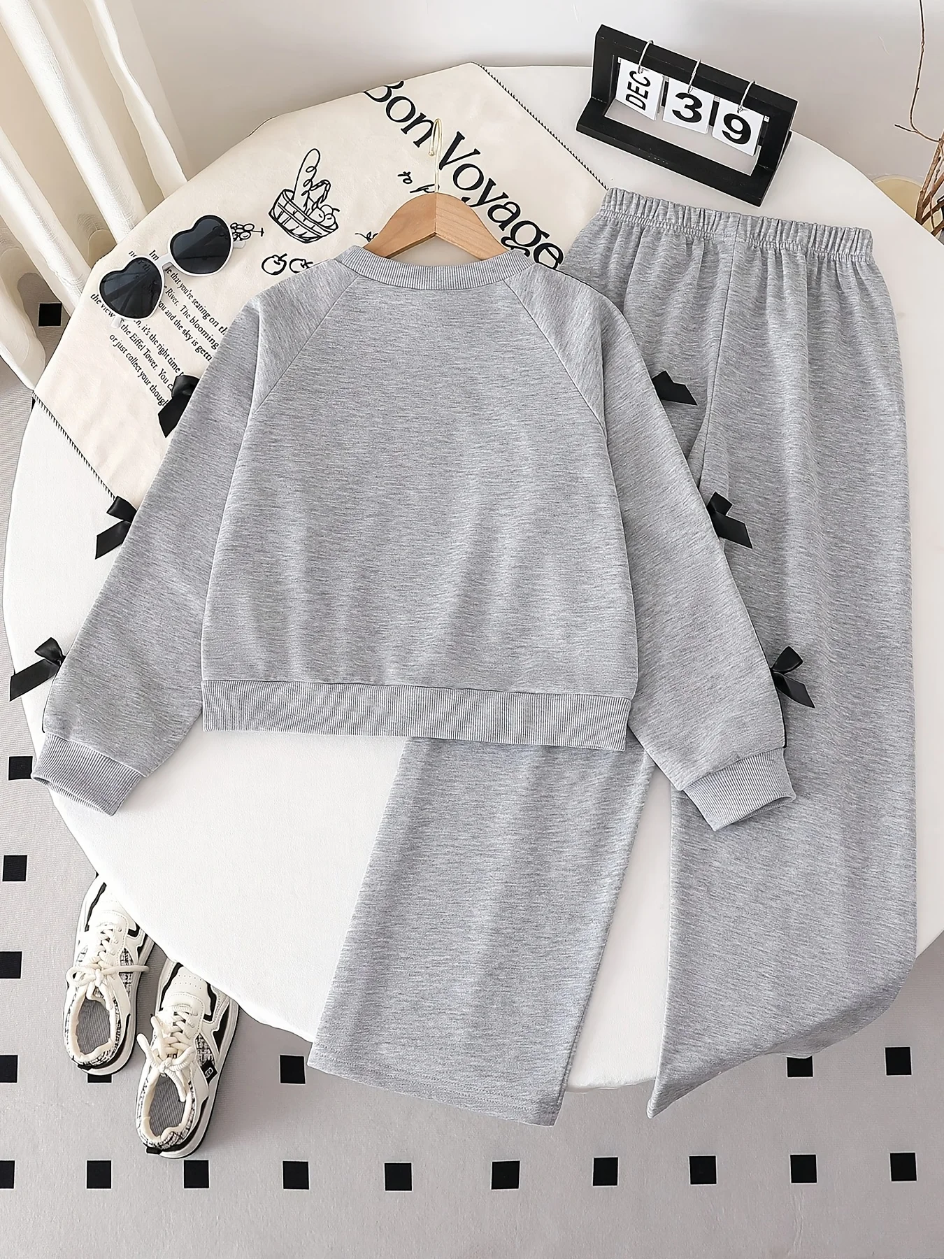 Mädchen-Herbstoutfit: Graues und schwarzes, mit Schleifen verziertes, langärmeliges Oberteil mit Rundhalsausschnitt und weit geschnittener Hose, zweiteiliges Set, geeignet für Chi. – Detail 2