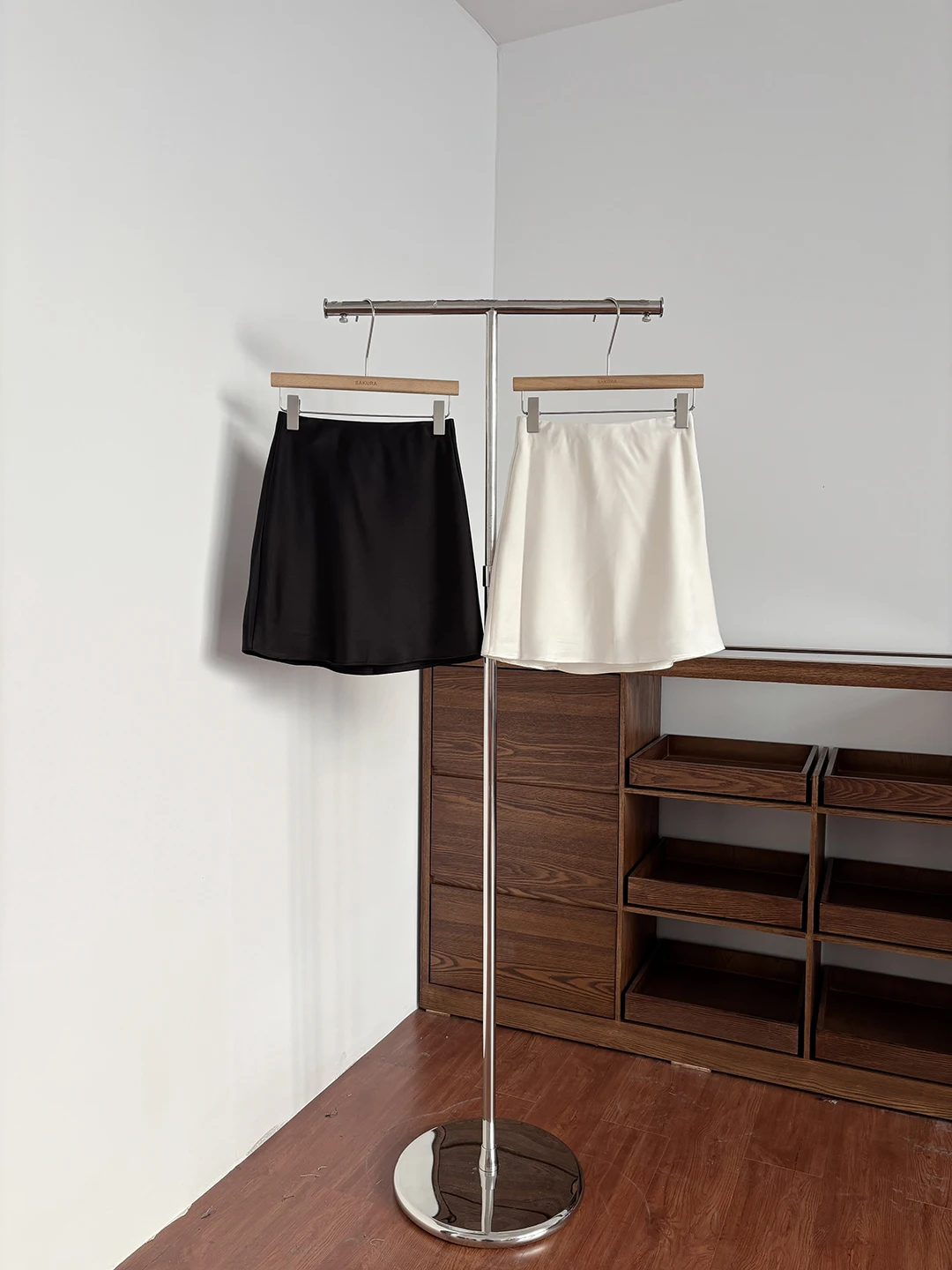 Diyi  Style Satin Feel Acetate  Skirt Women's Summer New Modern Loose Waist Side Cut Low Waist Short Skirt