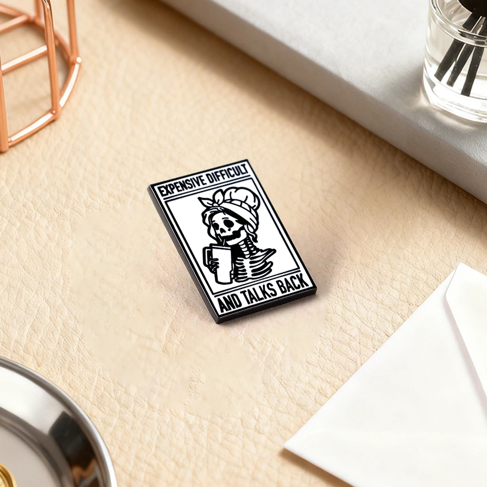 Teure, schwierige und spöttische Brosche, lustiges Getränk, Totenkopf, Mrs. Lapel Pin, spitzenharte Worte, schwarz-weißes Abzeichen, modisches Kragen-Accessoire – Detail 5