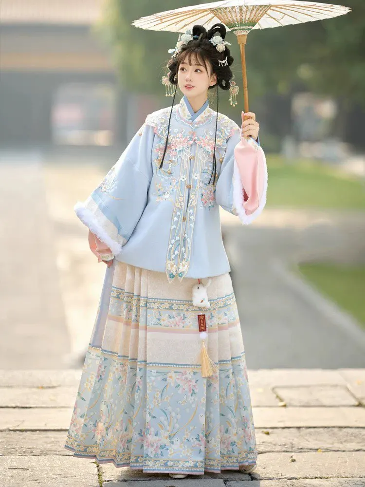 عيد الميلاد زي المرأة الشتاء سميكة الأزرق المطرزة Hanfu الدعاوى الإناث السنة الصينية الجديدة زي حفلة الزي