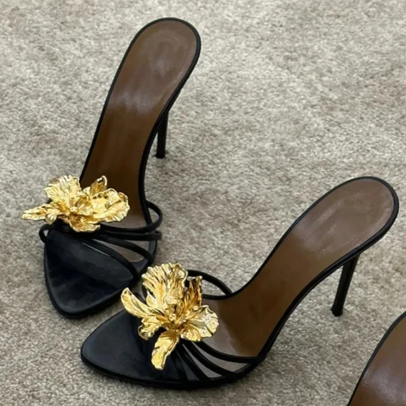 

Лето 2025 г., дизайнерские тапочки на высоком каблуке с металлическим цветком, женские роскошные брендовые шлепанцы с острым носком, женские сексуальные сандалии, вечерние модельные туфли
