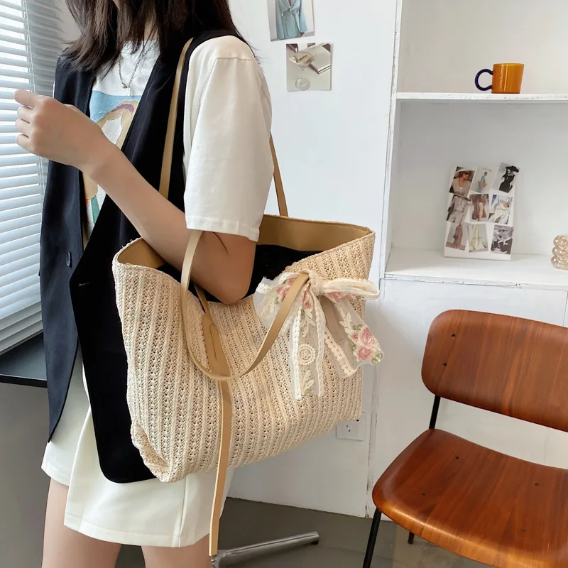 Borsa da donna estiva di grande capacità 2024 nuova edizione coreana borsa a tracolla semplice borsa da spiaggia da donna portatile intrecciata in erba di moda