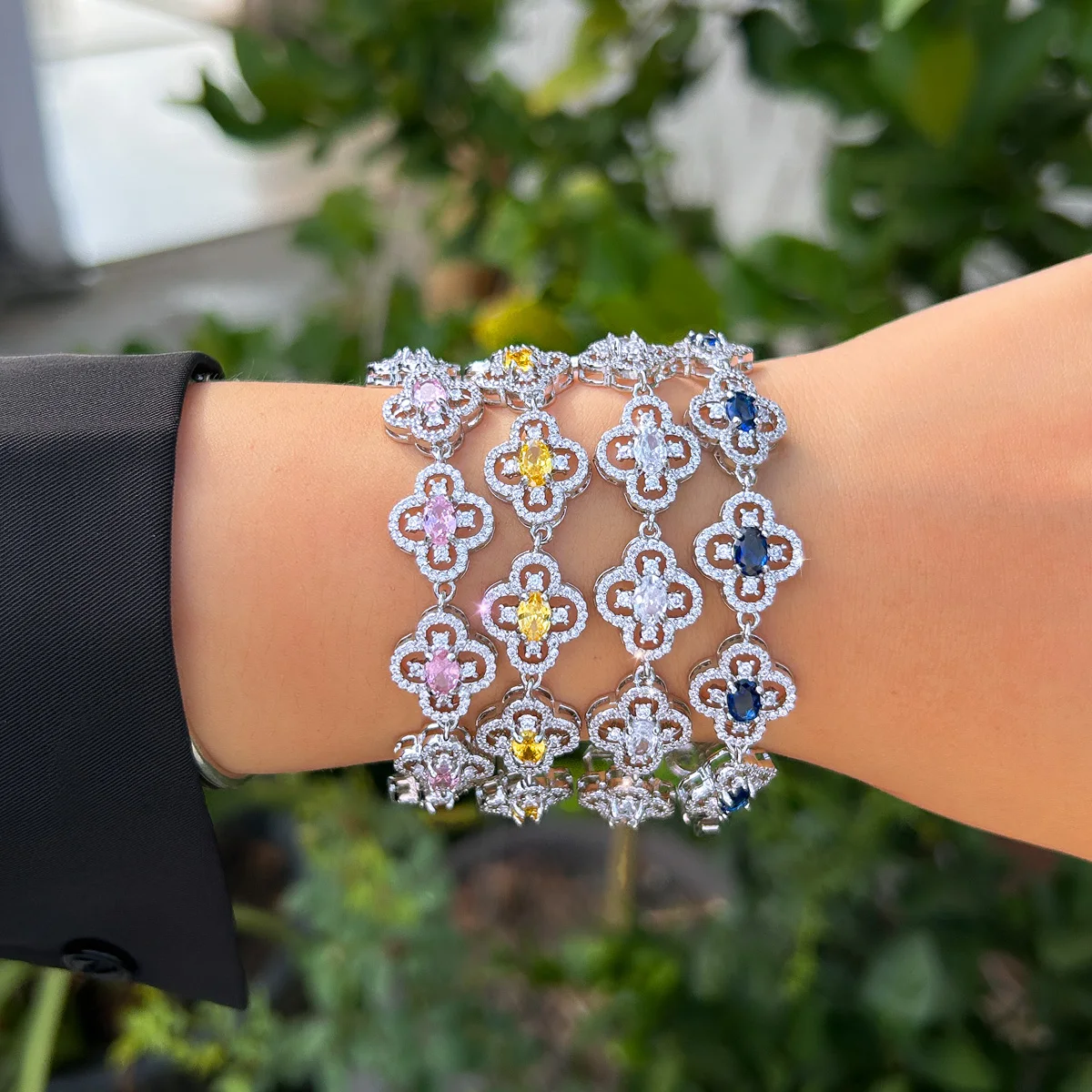 CWWZircons Luxuriöses Gelb-Rosa-Weiß-Blau CZ Großes Vierblättriges Blumen-Tennisarmband für Damen Hochzeit Party Schmuck Großhandel S0282 – Detail 3