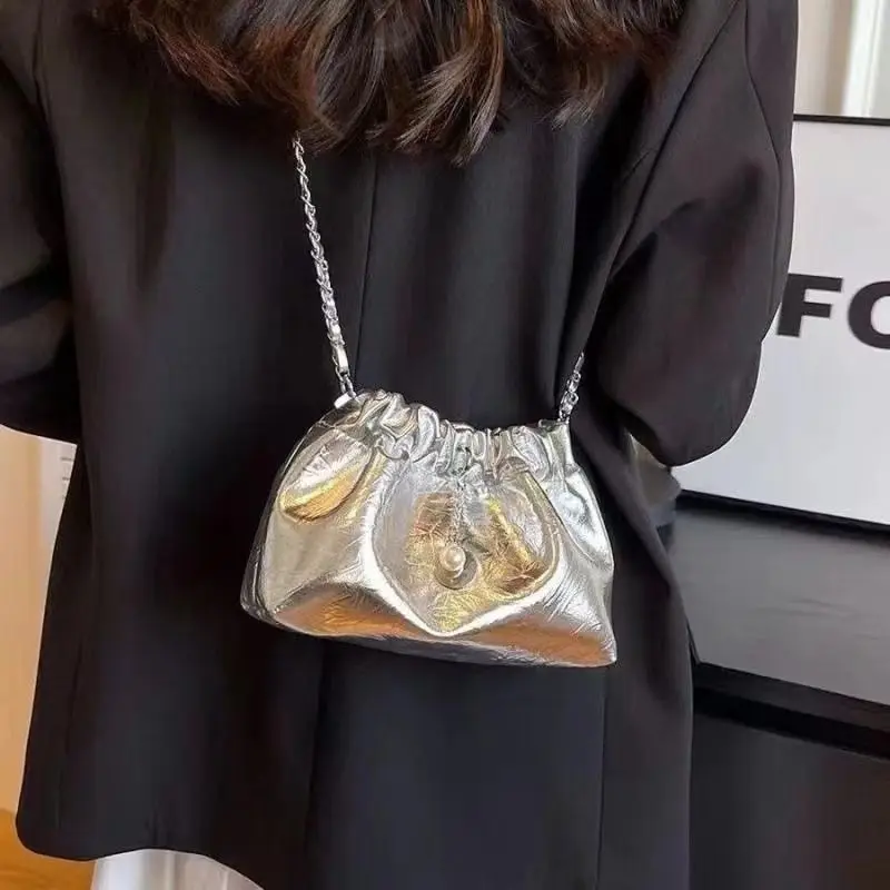 

Женская складная сумка с серебряной цепочкой, новинка 2023 года, модная популярная нишевая сумка через плечо/через плечо на весну и лето