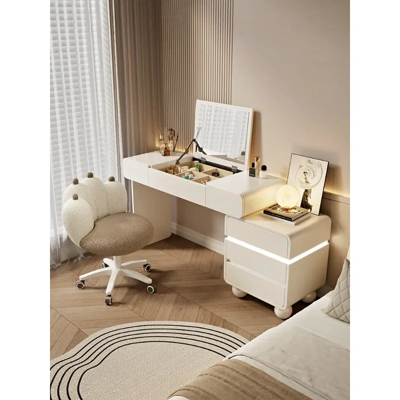 

Комод для спальни: простой, современный, с откидным зеркалом, скрытый, из массива дерева, интегрированный туалетный столик-комод.