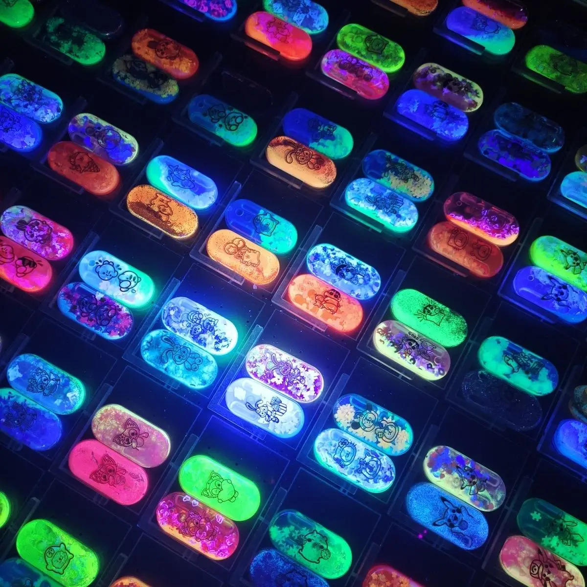 

Trendy cartoon graffiti glow-in-the-dark liquid sand EDC stress relief toy fingertip toy fluorescent high-value gift