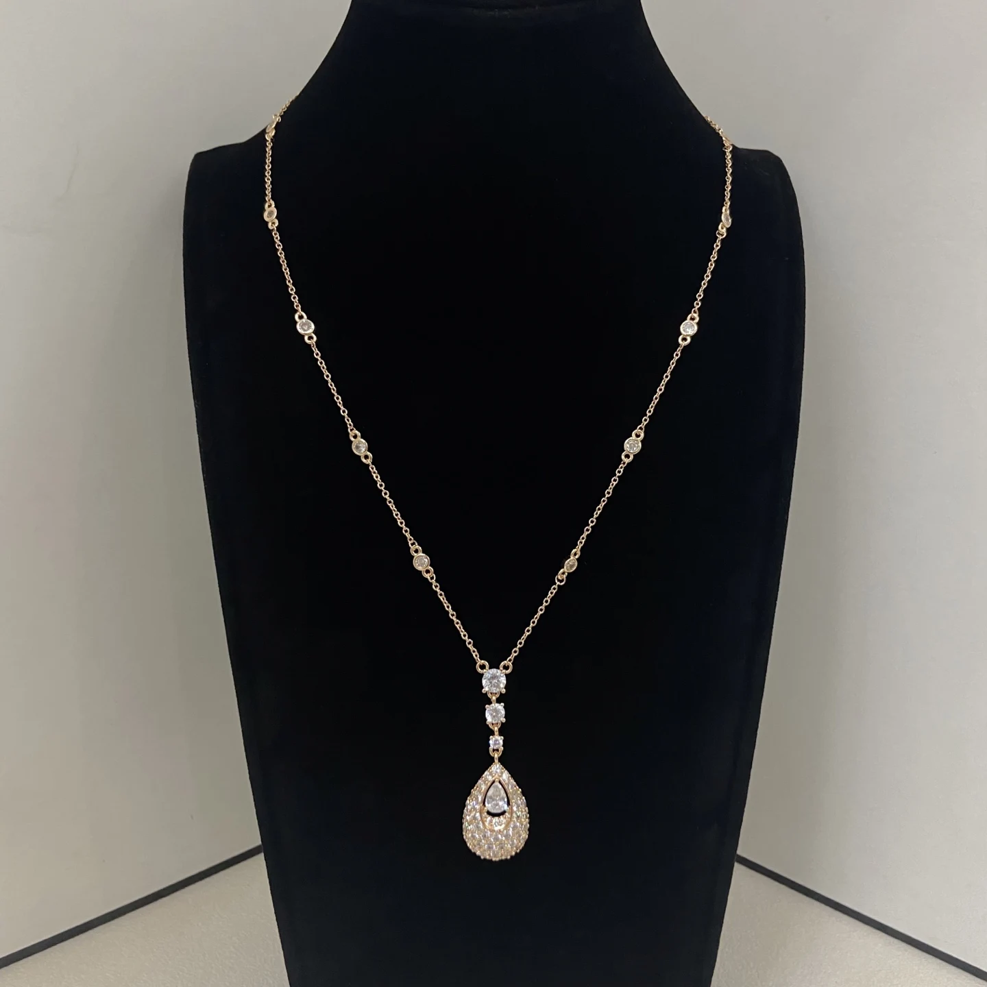 New full-diamond fringed drop necklace, with an elegant and sophisticated design