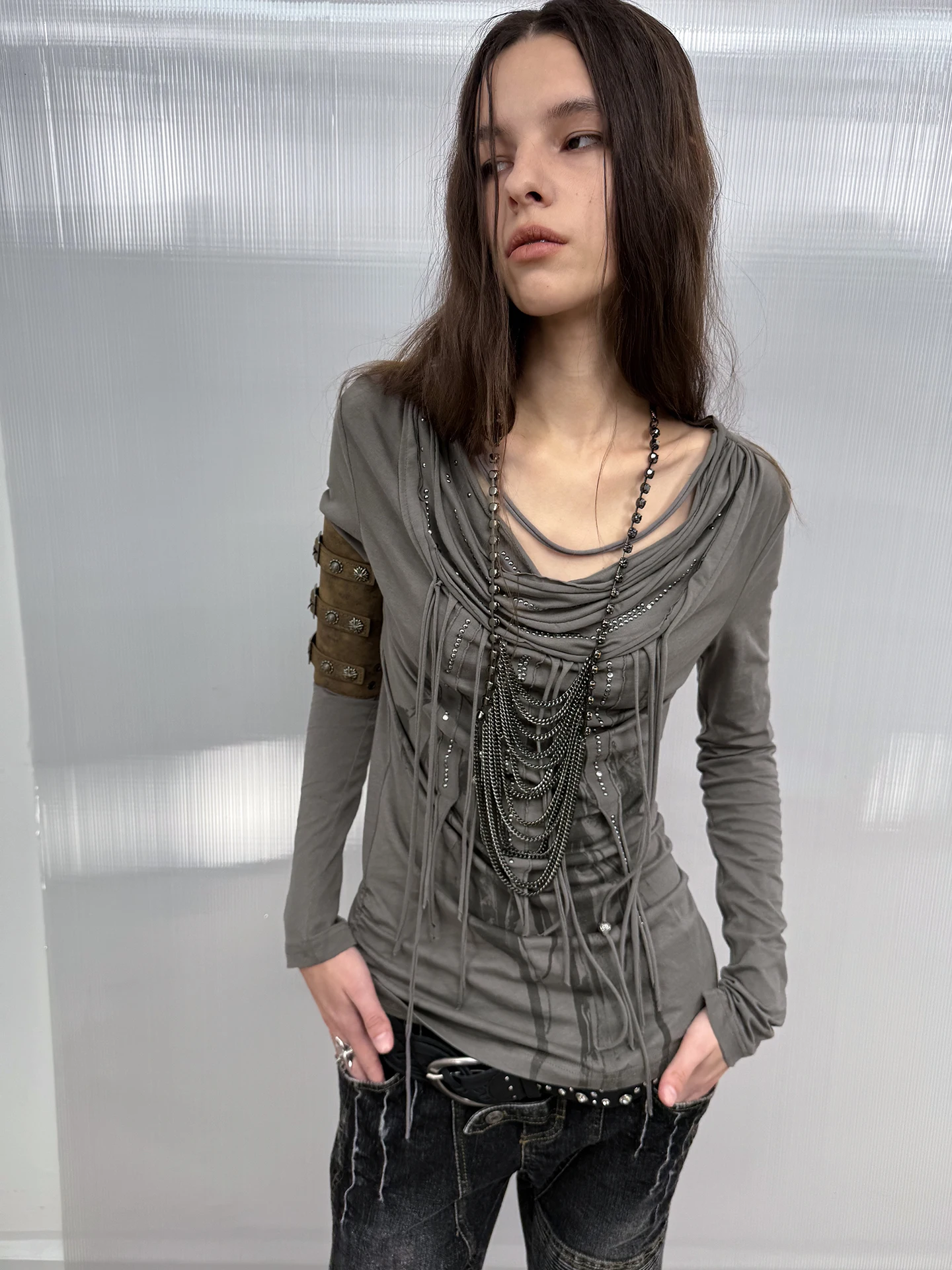 

Женская базовая футболка DoublePunch с длинным рукавом, свободным воротником, многослойным принтом с бахромой и перьями, осенне-зимняя коллекция