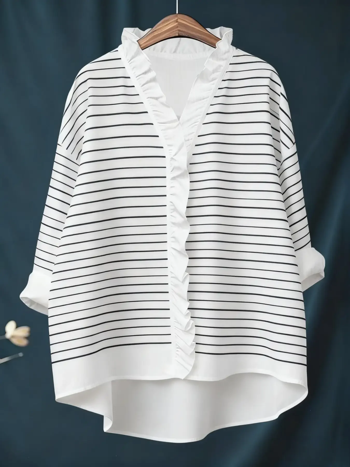 2026 new V-neck casual top, women's long sleeved lace shirt, retro floral print design, suitable for daily outings,