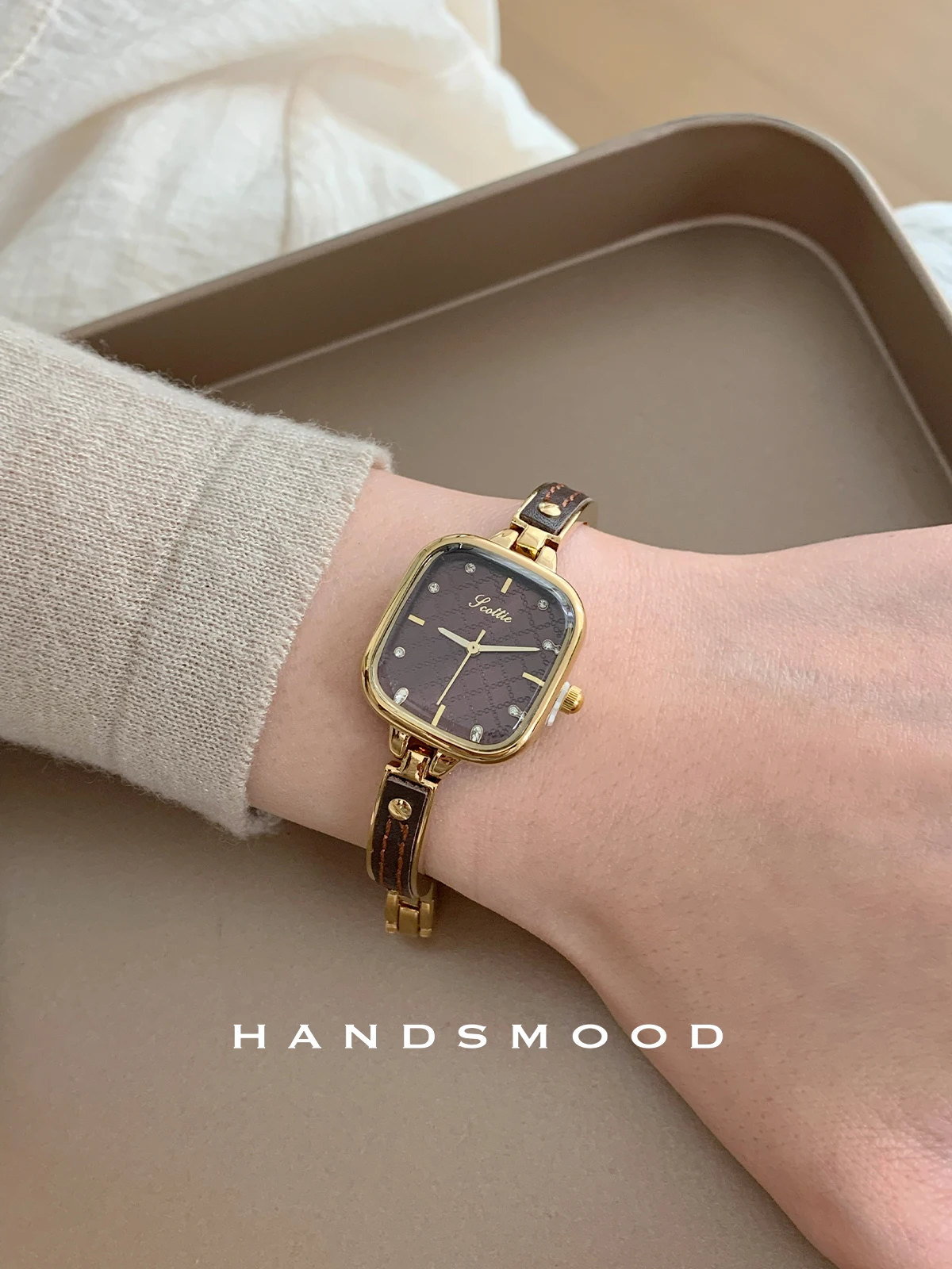 ساعة نسائية فاخرة أصلية بتصميم نصف إسورة كلاسيكي فاخر ورائع ومتطور. سلسلة نسائية.