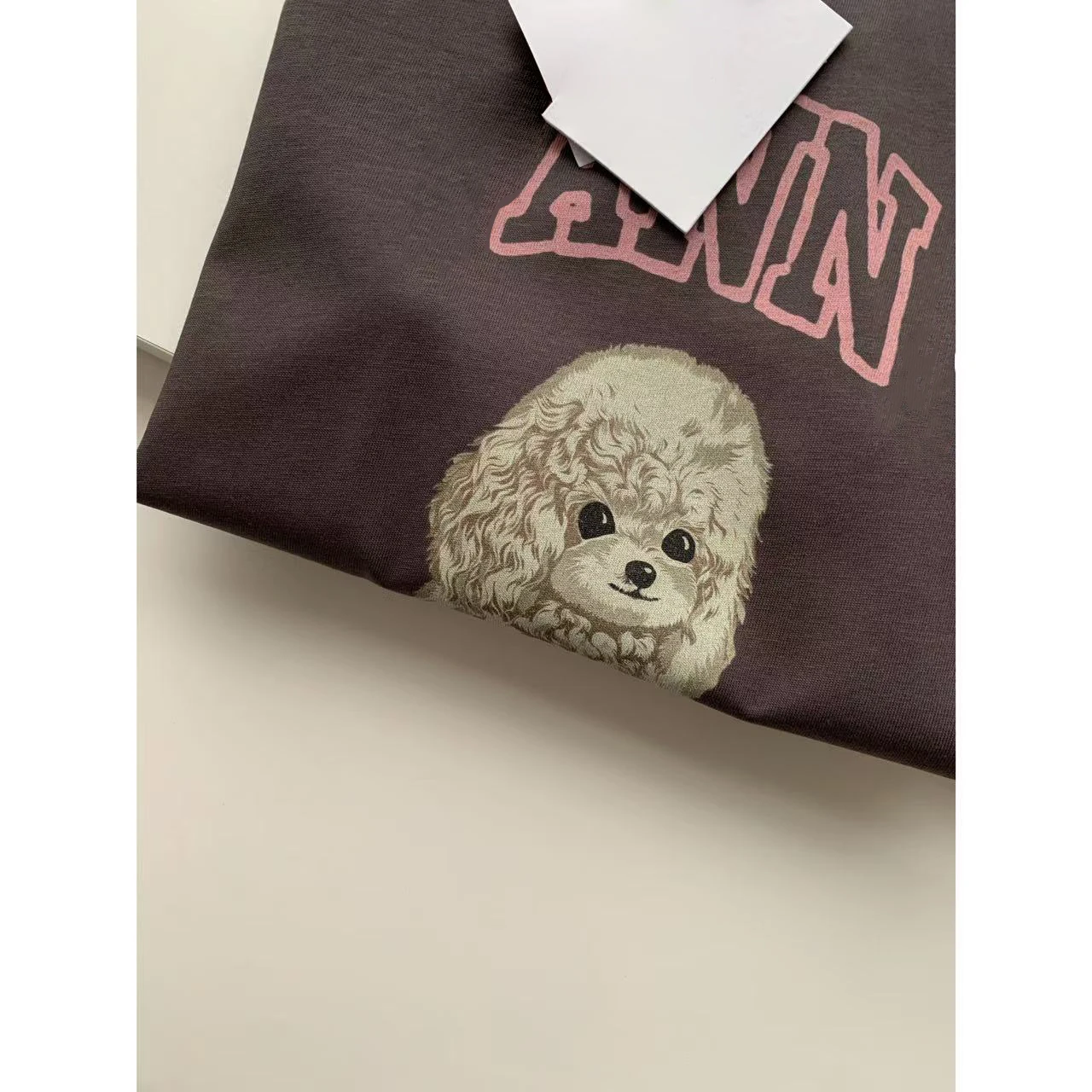 T-shirt KAILE primavera estate slim fit con simpatico cucciolo stampato e design di capelli ricci in ort Sve Street Sle