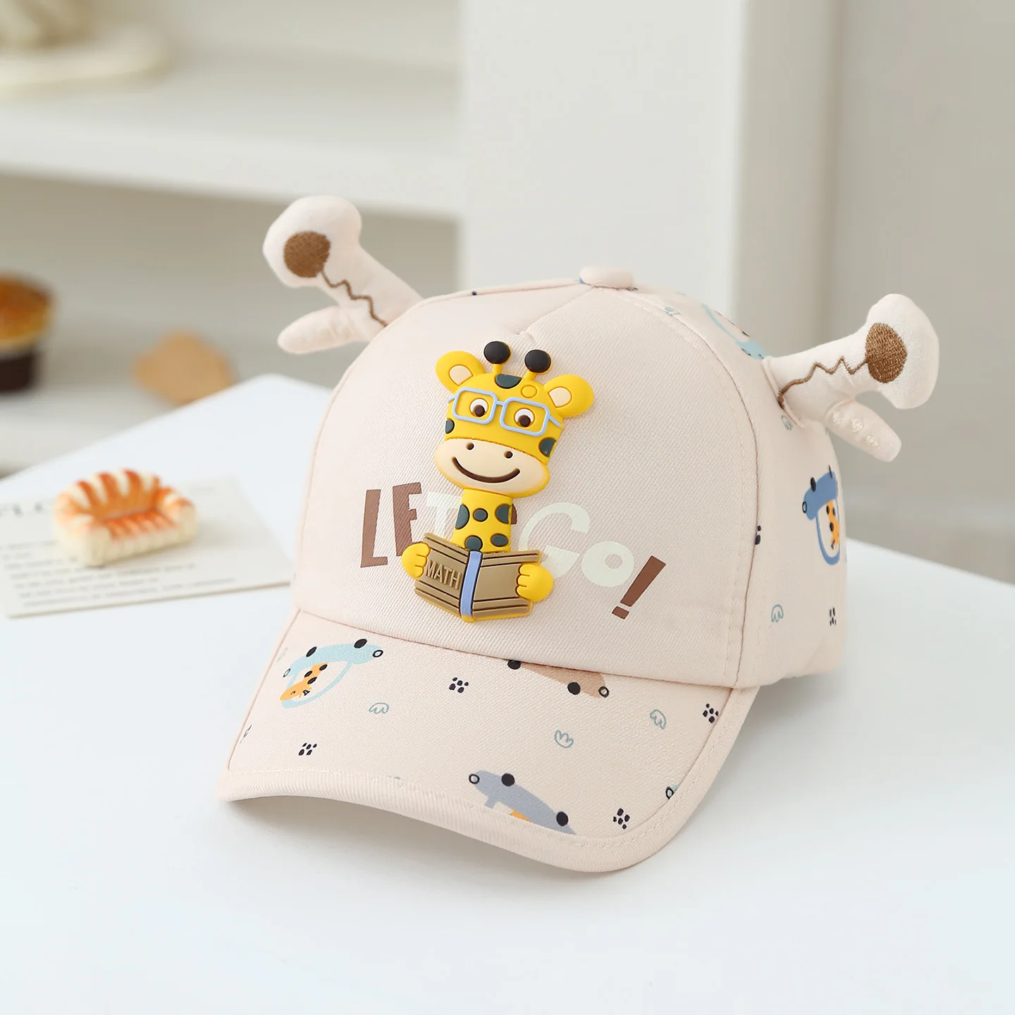 

Cartoon giraffe children's baseball cap, with antler decoration, suitable for children aged 3 to 6 for outdoor activities.