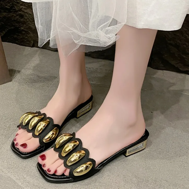 صنادل متوسطة الكعب صيفية جديدة برأس مربع وفم ضحل وإبزيم معدني ونعل ناعم ومضاد للانزلاق ومقاوم للاهتراء