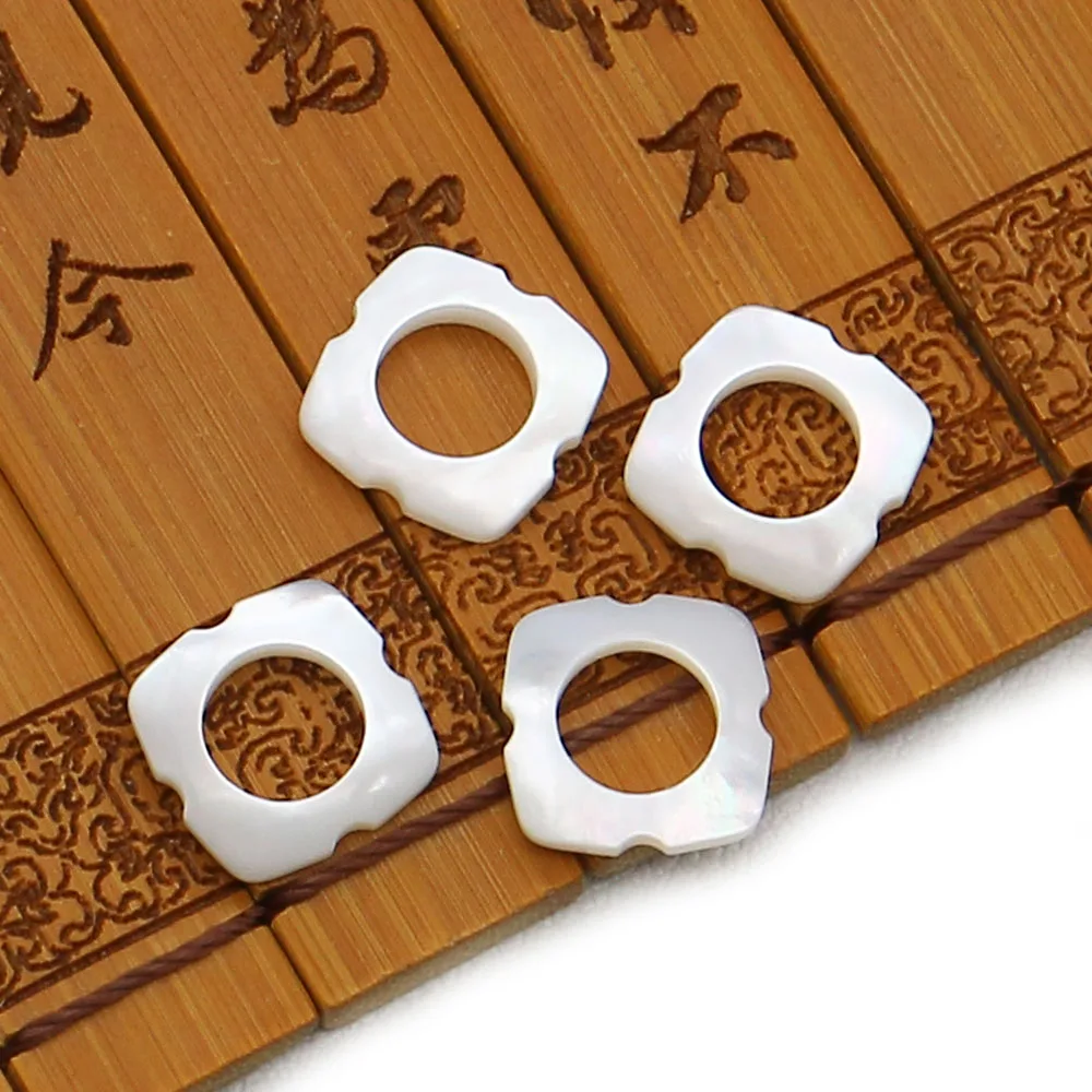 10x10 مللي متر مربع مياه البحر الطبيعية الأبيض قذيفة كبيرة حفرة الخرز شقة مصقول قلادة بسيطة القرط صنع المجوهرات الإكسسوارات 2 قطعة