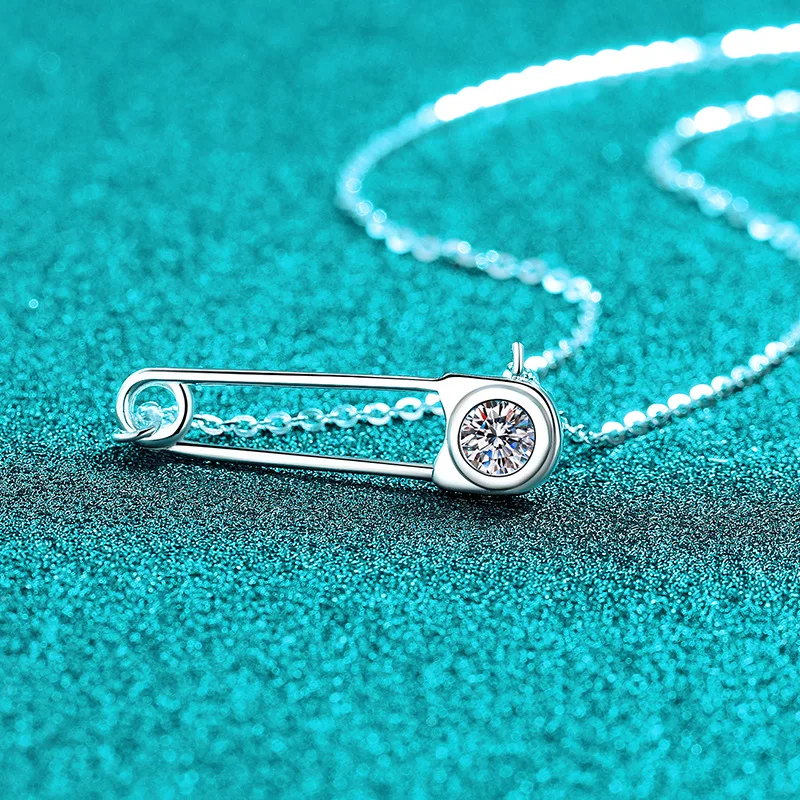 Elegant PT950 Platinum 0.5-carat Moissanite Necklace for Women, Diamond-studded Pin Pendant Personalized Necklace Gift