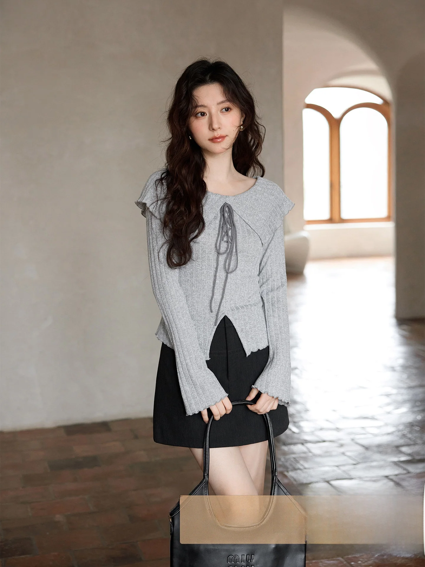 

Элегантная серая футболка с длинным рукавом: модный дизайн, весна 2026, женская приталенная модель в корейском стиле с текстурой под дерево