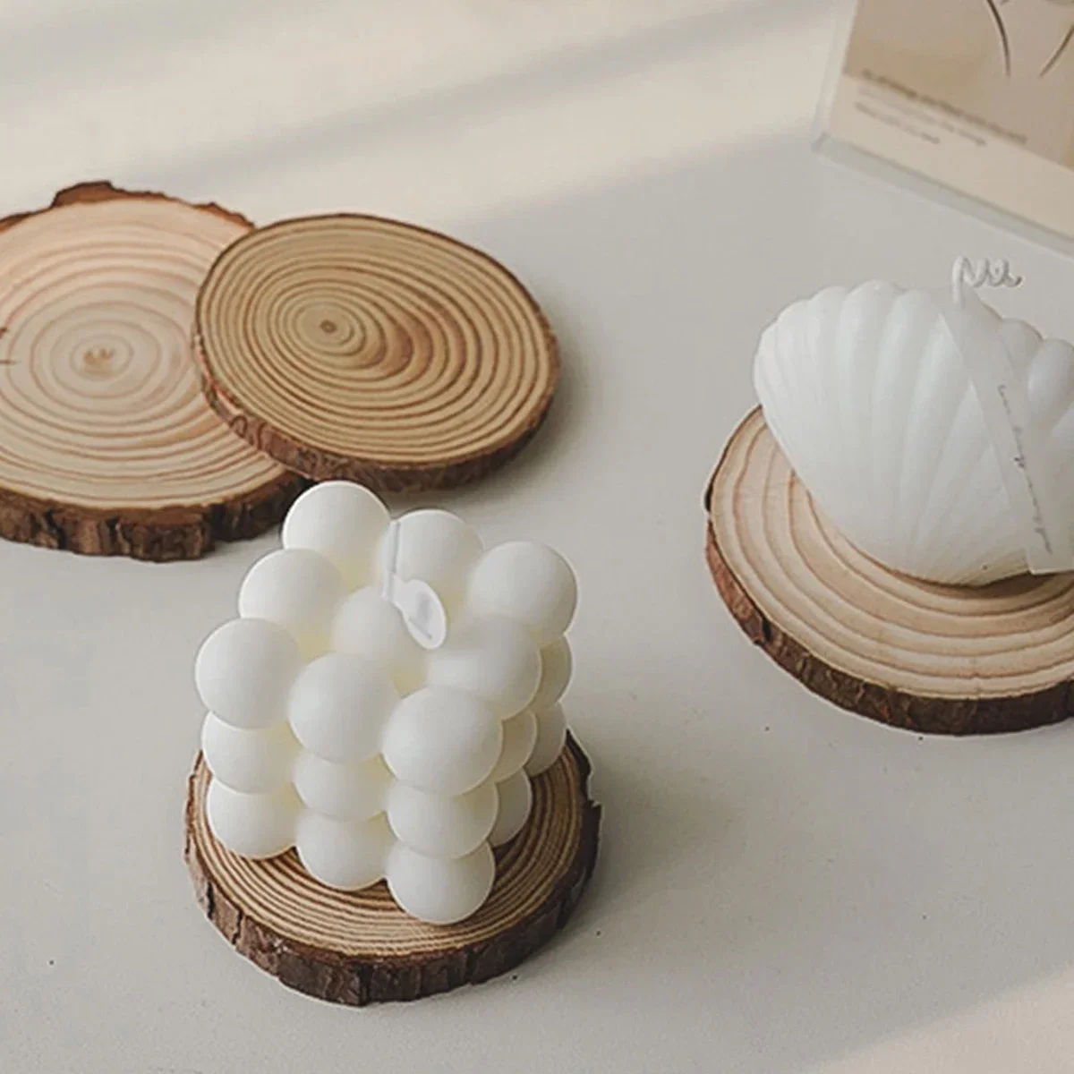 قواعد أكواب خشبية مستديرة غير مكتملة، ورقائق خشبية طبيعية مستديرة مع لحاء، وسجلات حلقية سنوية مرسومة يدويًا مصنوعة من مواد ذاتية الصنع