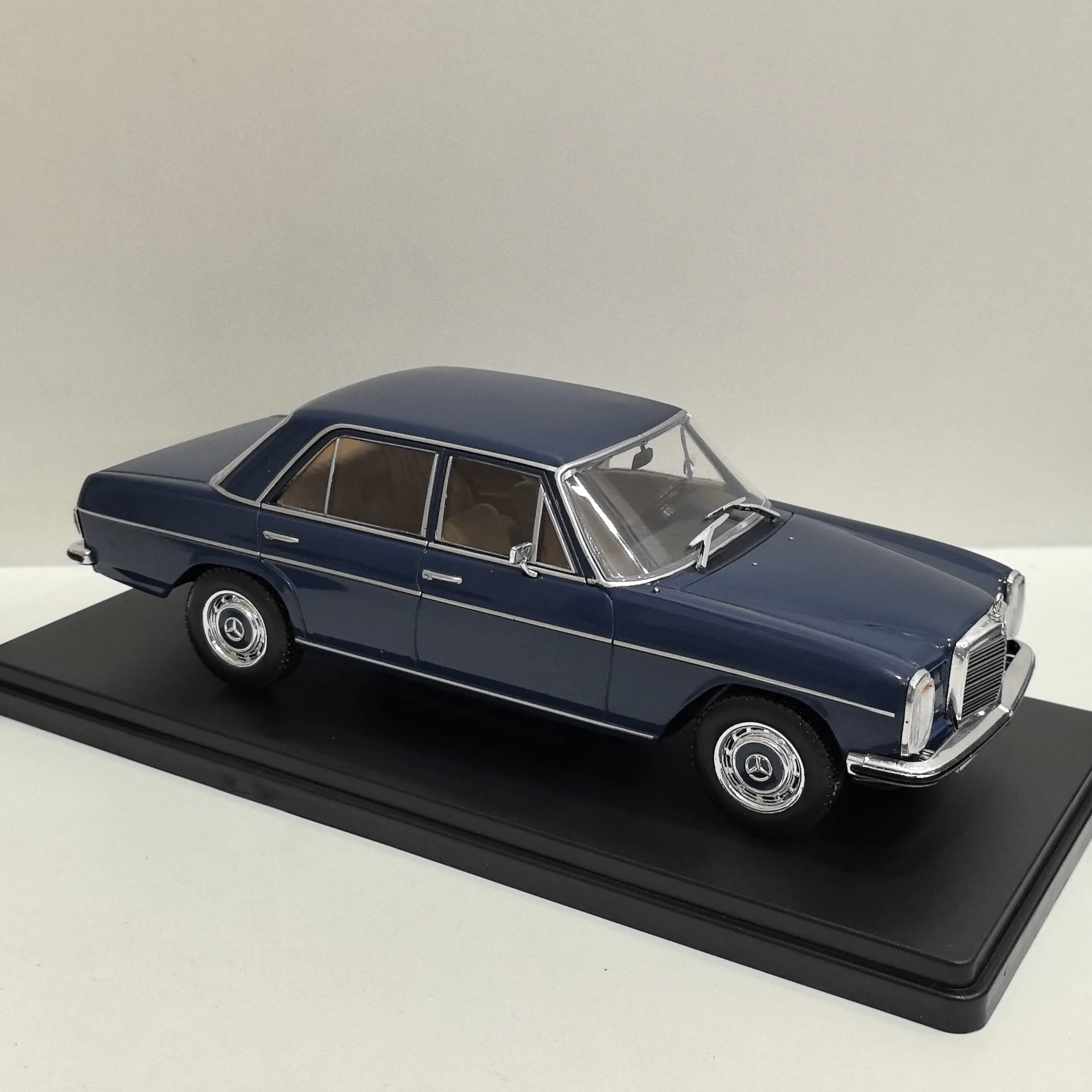Diecast WHITEBOX 1/24 Scale BENZ W115 200D K4 Alloy Car Model view 5