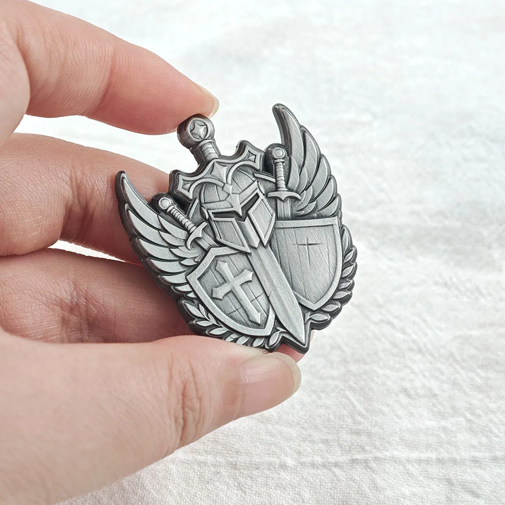 Mittelalterlicher Kreuzritter-Emblem-Pin, Templerhelm-Schwert-Brosche, geflügelter Schild-Kreuz-Abzeichen, Anstecknadeln, Fantasy-Gaming-Schmuck für Fans – Detail 4