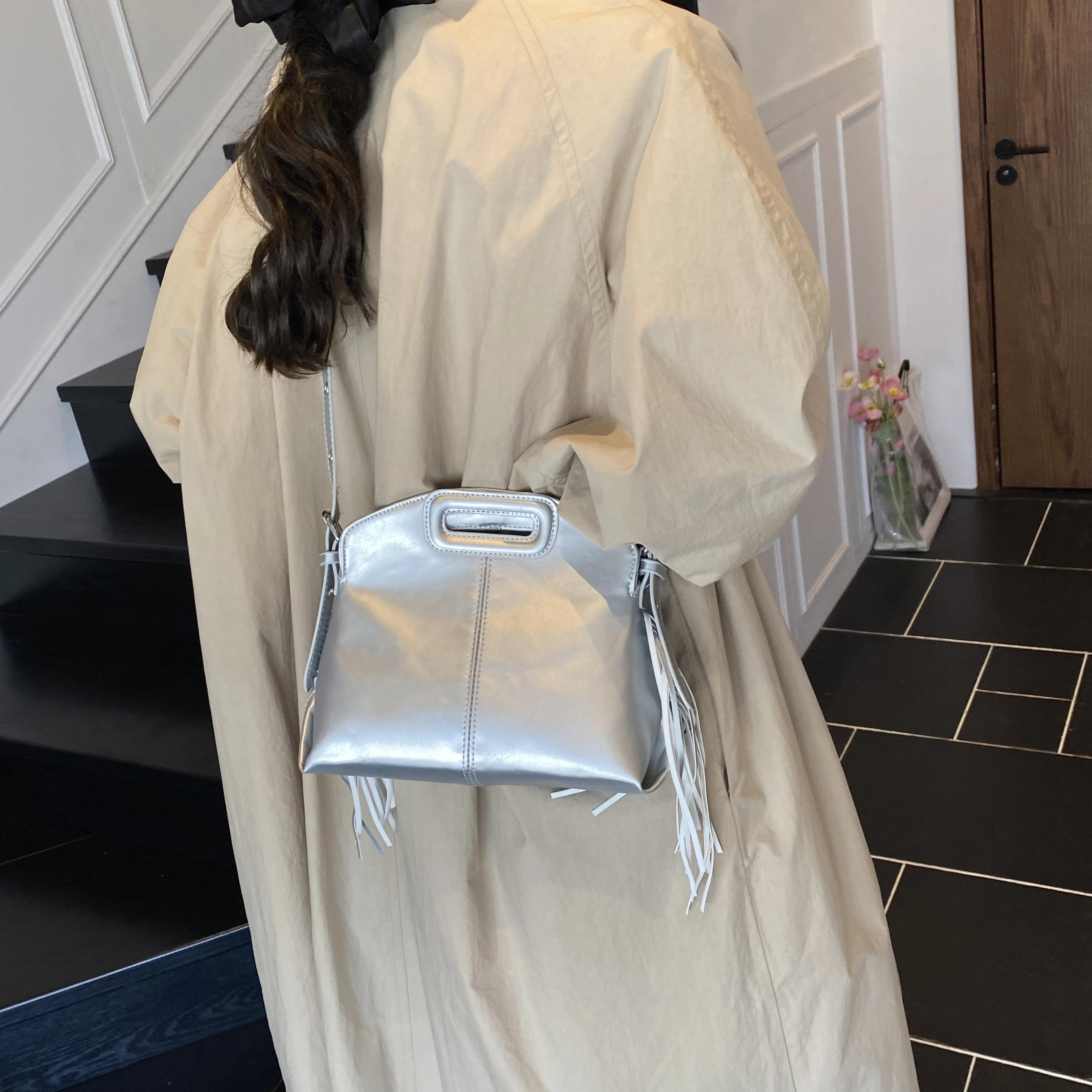 

French Niche Handbag Women's 2025 New Fashion Exquisite Tassel Shoulder Bag Daily Work Clothing Crossbody Small Bag