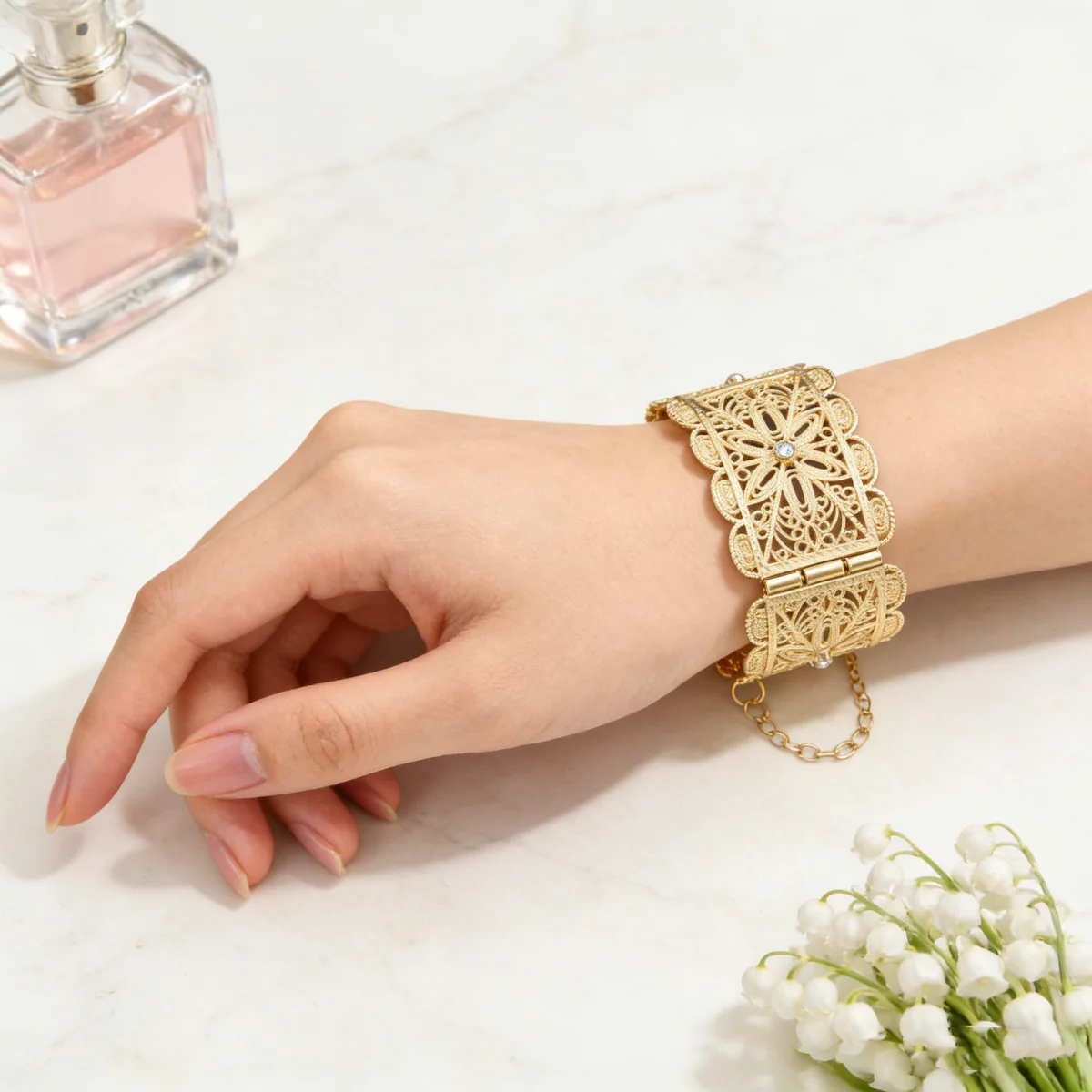 

Golden Arabesque Style Open Hand Bracelet for Women Luxury Wedding Jewelry Decor Hollow Design Bridal Accessory