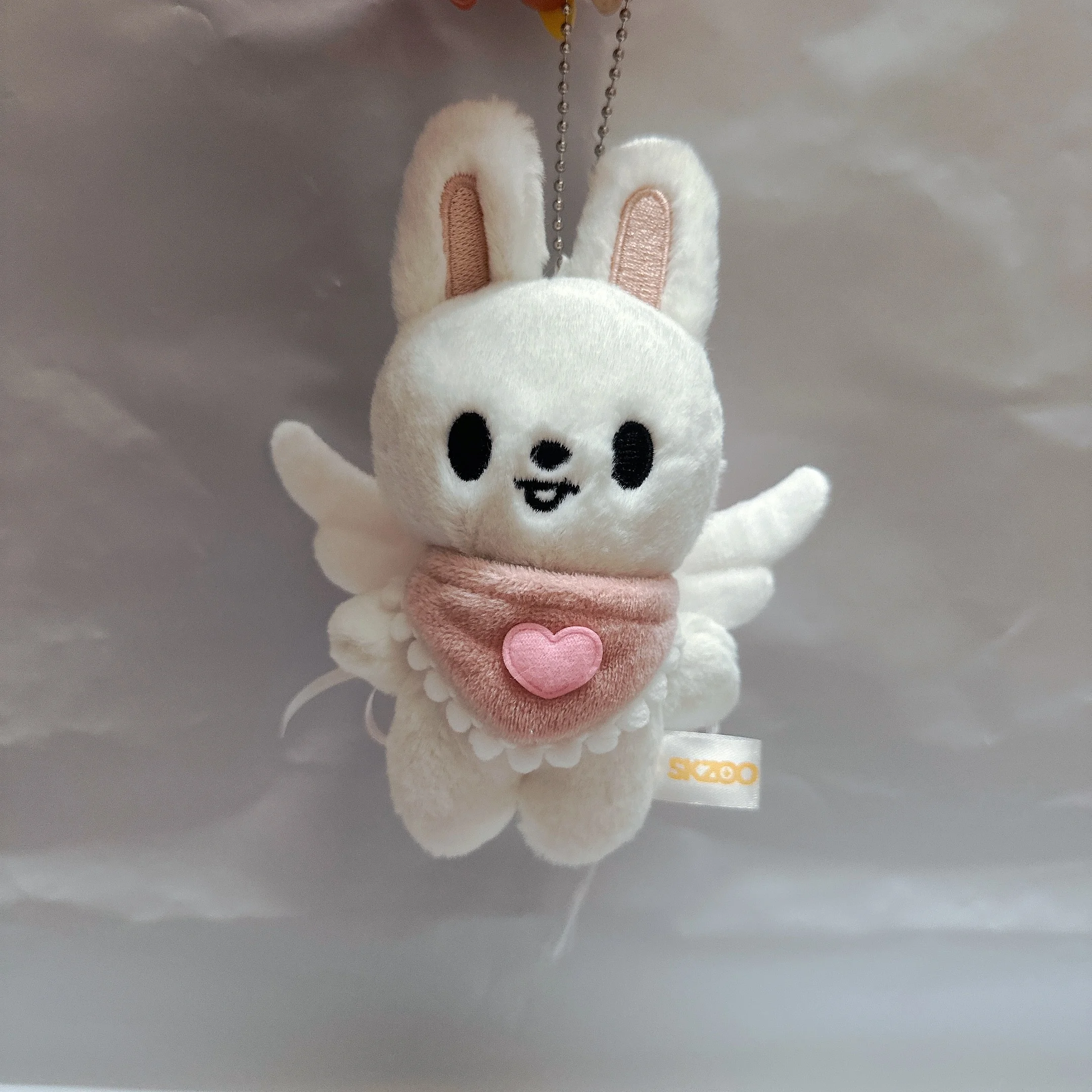 

Мерч для фанатов K-pop Stray Kids SKZOO: милый фартук-сердечко, подвеска-крыло, украшение для сумки, плюшевый брелок с Ли Ноу, Хёнджином, Феликсом. В наличии.