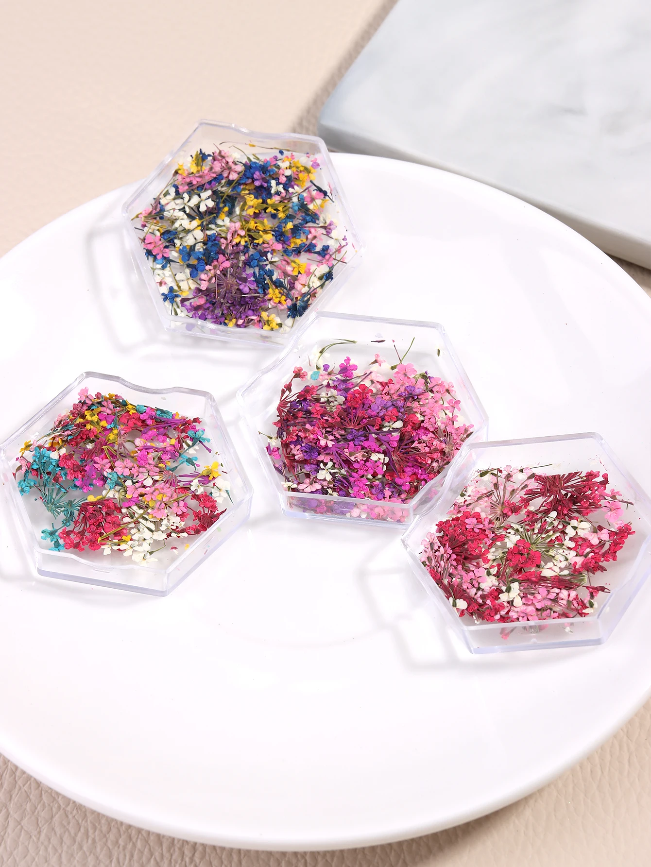 Gemischte Bunte Natürliche Blumen Nagelkunst-Charms Klein-Blau Gelb Rot Fünfblättrige Blume Natürliche Florale Maniküre-Accessoires