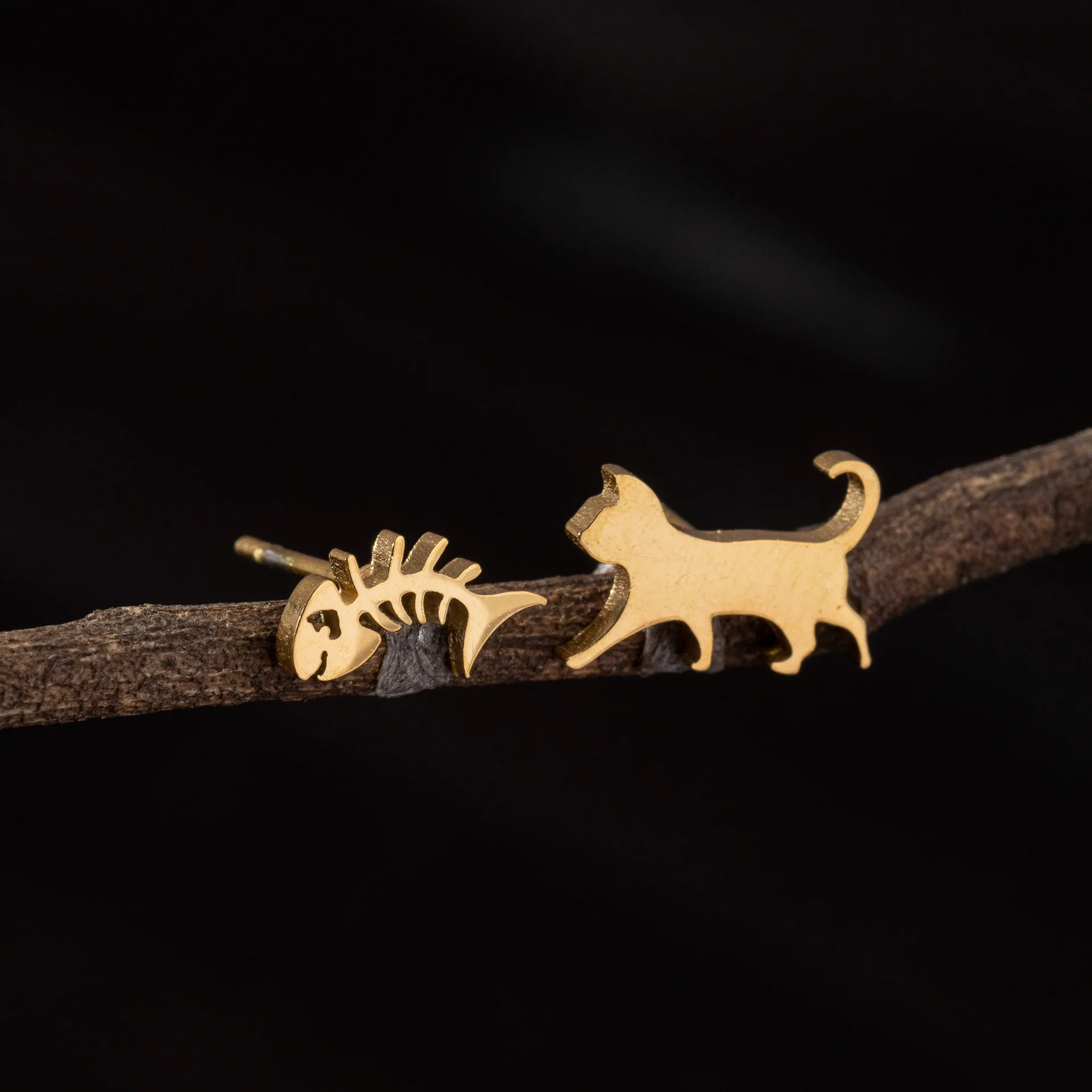 2024 new fashion cat fishbone earrings asymmetrical earrings personality everything with niche cartoon animal earrings accessori