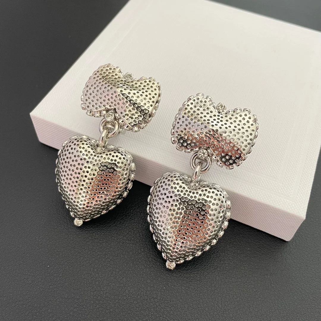 

Crowd praises the minimalist and personalized hollow heart design of the ear clip, which exudes a sense of luxury and fashion