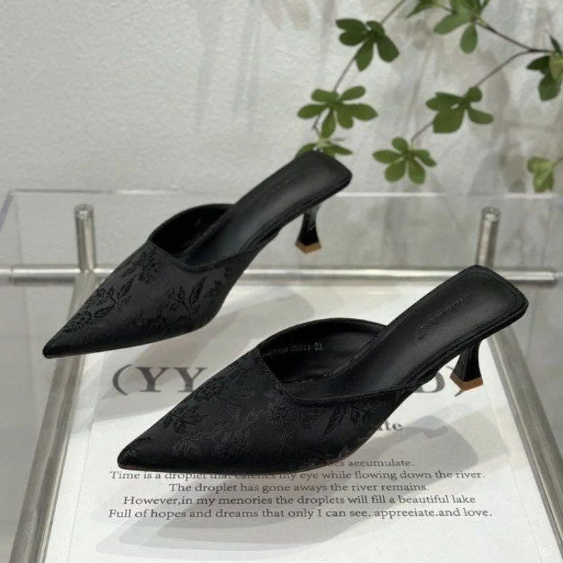

Горячая новинка: женские мюли в китайском стиле Мэри Джейн для лета 2026 года, ретро-дизайн, вышивка, заостренный носок, высокие каблуки-шпильки