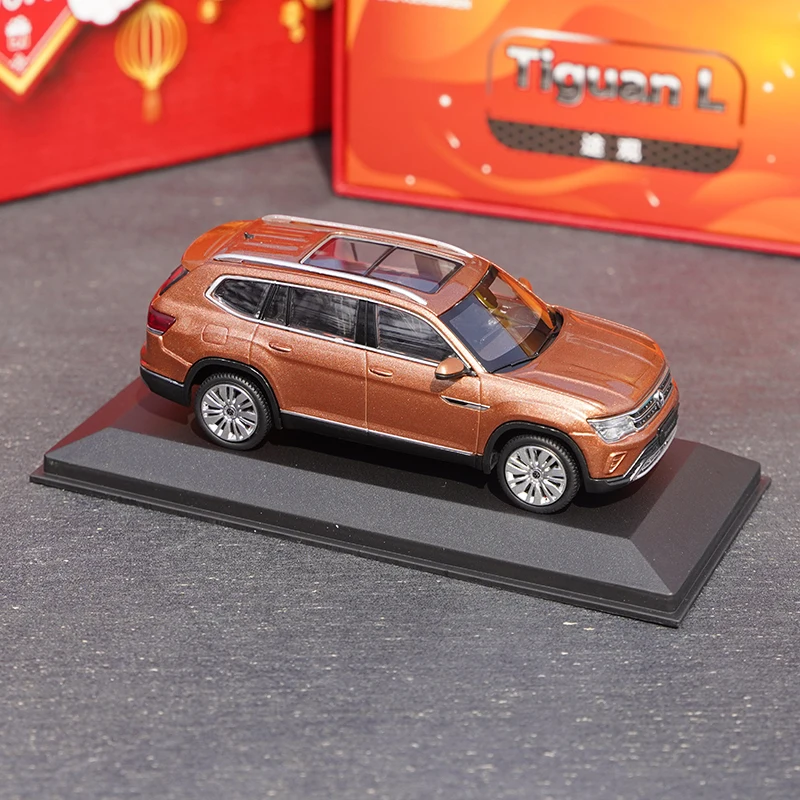 

Original factory 1:43 Volkswagen Teramont ID4 die-cast simulation alloy car model, boys' toy, adult collectible display item.