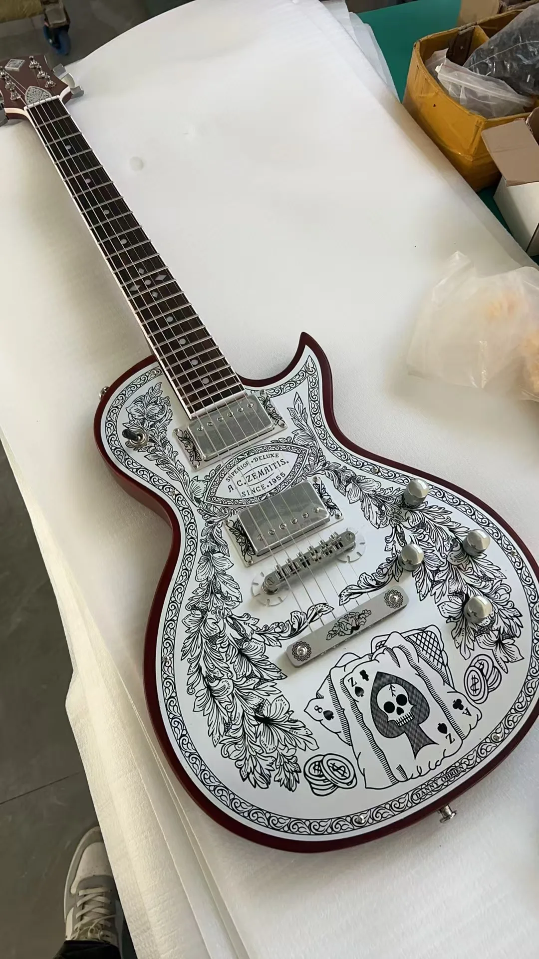 

Luxury fully carved floral-patterned poker skull electric guitar with a custom metal fretboard, high-quality six-string guitar,