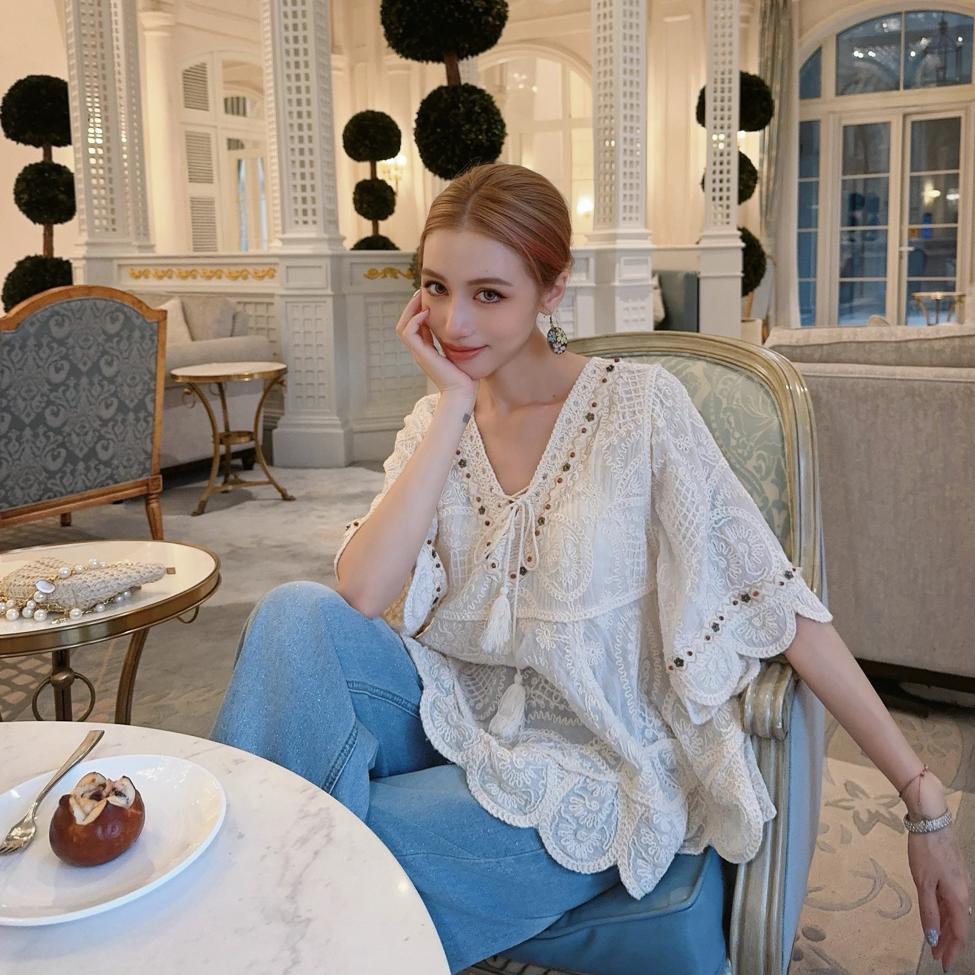 Blusa Boho con Bordado de Ojales para Mujer, Cuello en V, Manga Acampanada, Camisa de Encaje Calado con Borlas y Dobladillo Festoneado, Estilo Vintage DM3BST003