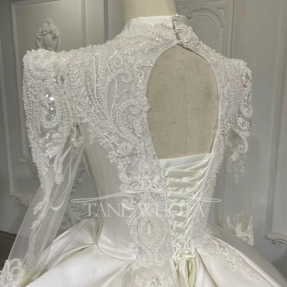 Abito da sposa a maniche lunghe con scollo a V in raso bianco avorio con lacci e buco della serratura sul retro con perline ricamate
