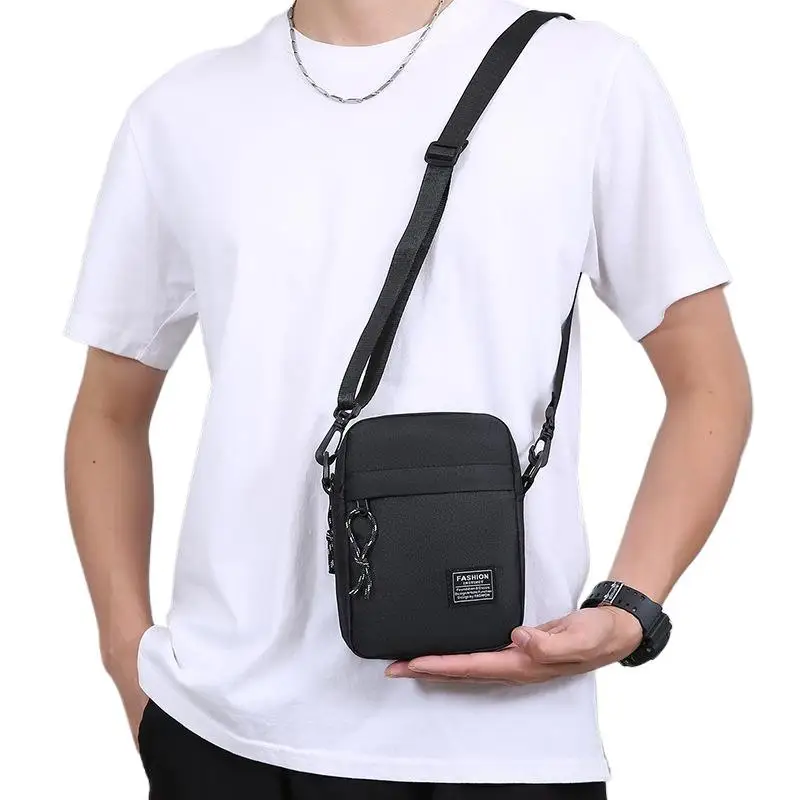 Herrentasche, erhältlich als Umhängetasche oder Crossbody-Tasche, geeignet für den täglichen Gebrauch während der Schule. Aus Nylonmaterial gefertigt – Detail 7