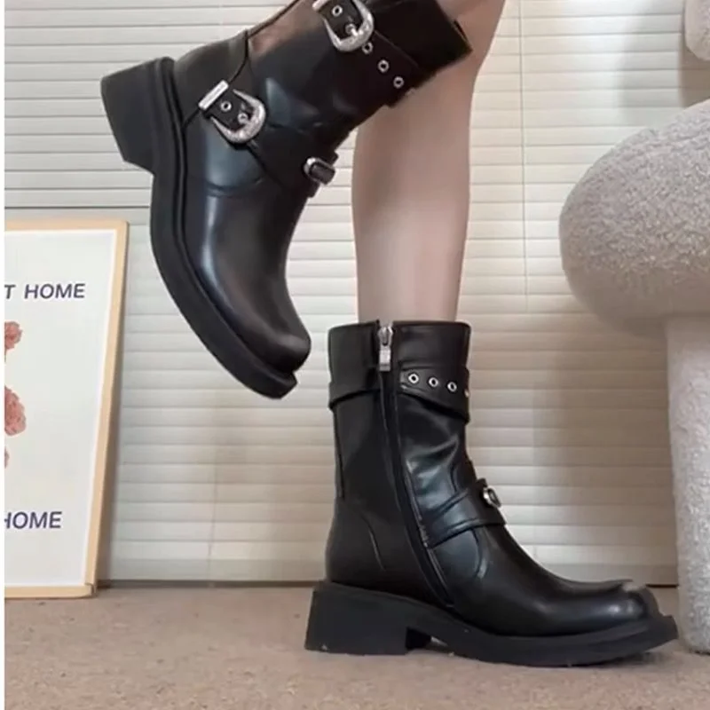 Einzigartige neue Stiefel Mädchen Retro-Design runde Kopf Gürtels chnalle Martin Stiefel würziges Mädchen High Heel kurze Stiefel Mädchen