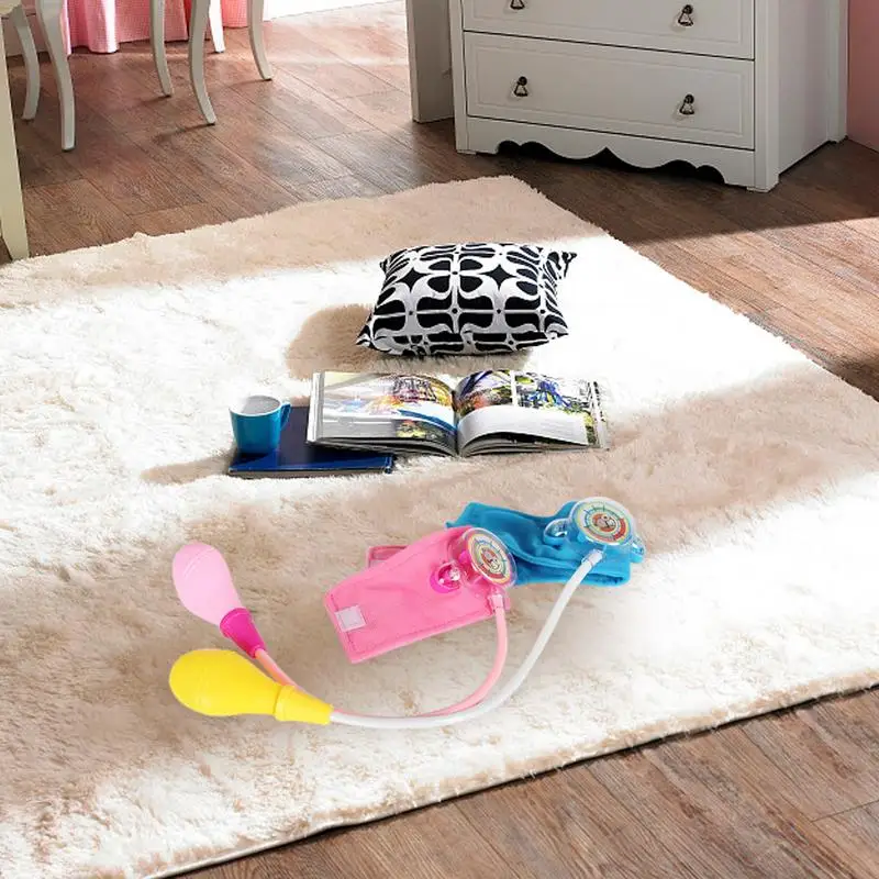 Kinderarzt gehen nach Hause, um Blutdruckmessgerät-Spielzeug zu simulieren. Kinder tun, Arzt-Spielzeug, medizinisches Spielzeug, Simulation von Arzt, Krankenschwester, Arbeit