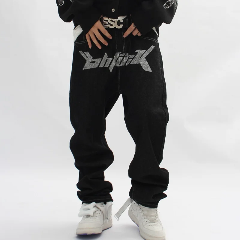 جينز رجالي مطبوع عليه حروف أبجدية على الطراز الأوروبي لعام 2025 Y2k Harajuku سروال مستقيم فضفاض عالي الشارع شخصية غير رسمية داكنة الهيب هوب الأب