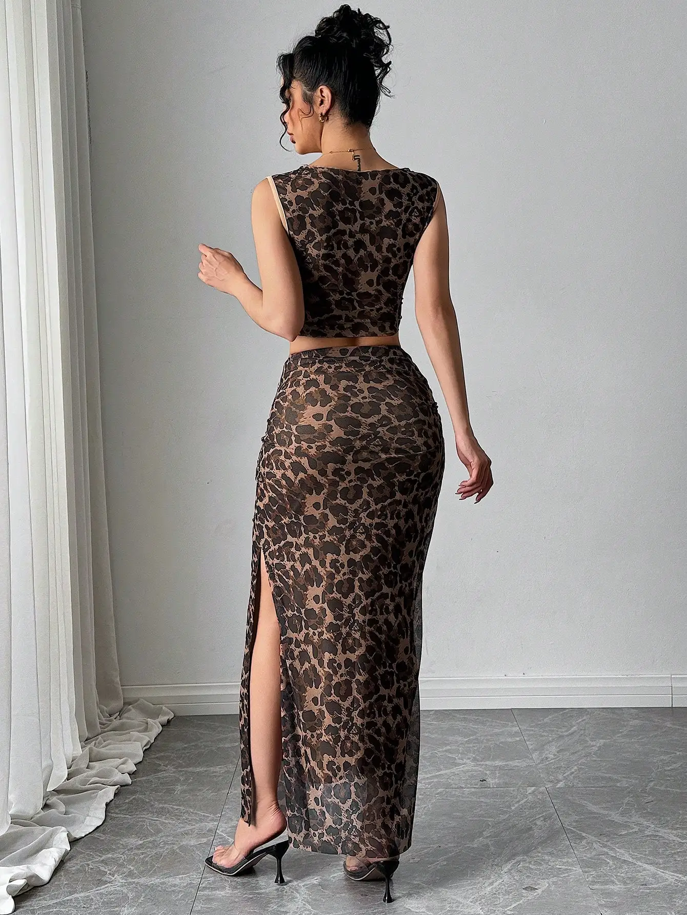 Top corto senza maniche con stampa leopardata da donna e gonna lunga a vita alta, set da 2 pezzi per la notte fuori