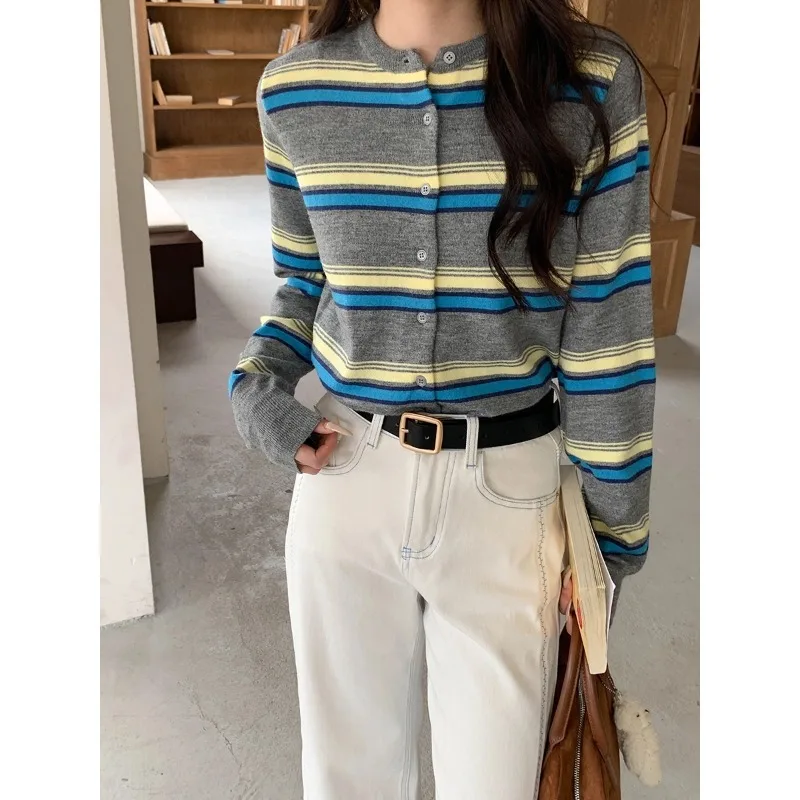

Осенний простой вязаный кардиган в полоску с круглым вырезом и цветными блоками