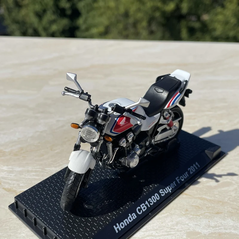 1:24 HONDA CB1300 Super Four 2011 Alloy Sports Motorcycle Model Diecast Metal Track Racing Motorcycle Model Simulation Kids Gift