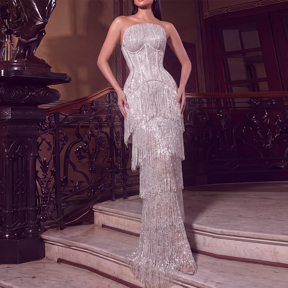 Klassisches trägerloses Abendkleid, elegante ärmellose Ballkleider, modische Fransen- und Perlenverzierungen, maßgeschneiderte Kleider für besondere Anlässe