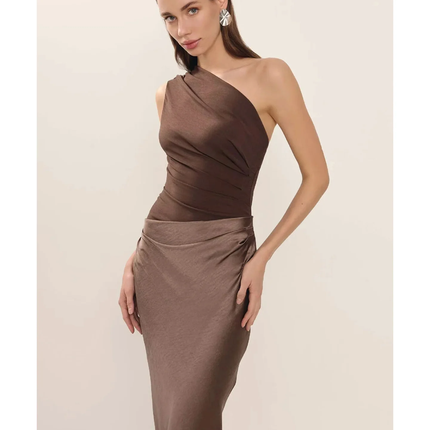 Otoño 2025 nuevo vestido largo de Svel con diseño de hombro decorativo plisado y diseño de empalme ceñido en la cintura para mujer