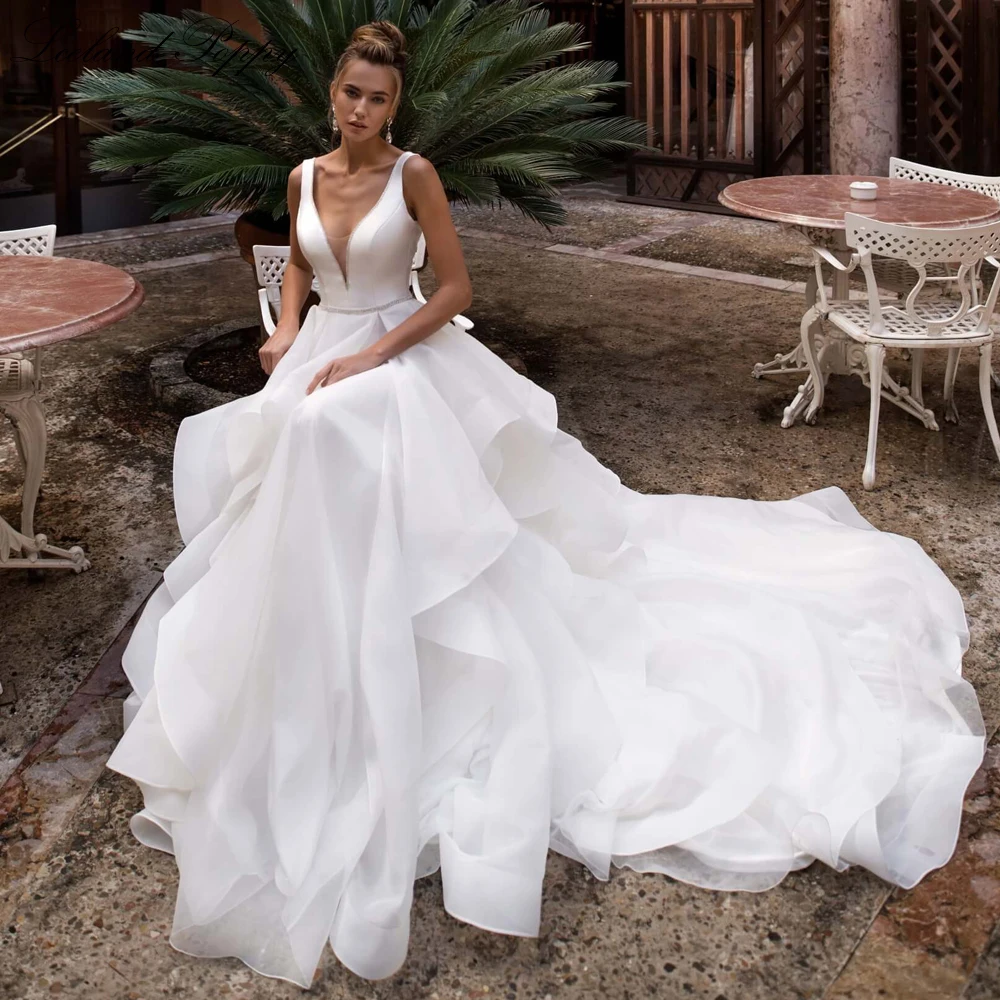 Lceland Poppy Elegant A Line V Neck Sleeveless Tulle Wedding Dresses Backless Floor Length Bridal Gowns with Court Train