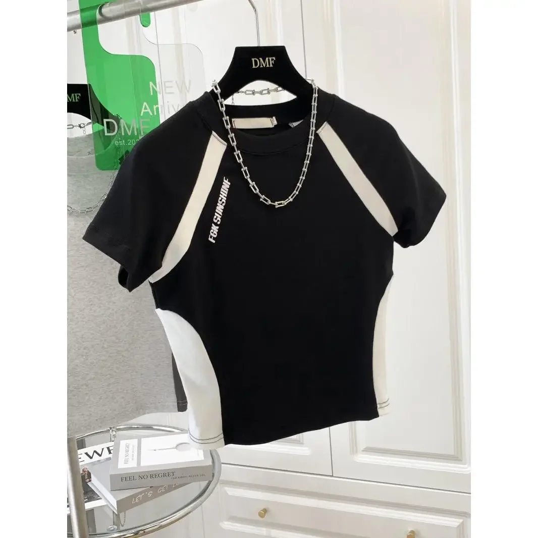 

Grey short-sleeved T-shirt female summer 2024 new design sense fashion casual American retro elegant slim shoulder short top.