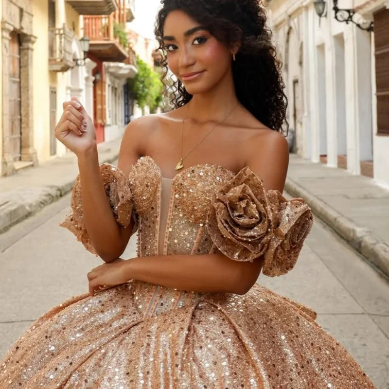 

Блестящее золотое платье Quinceanera с плечами, блестящая цветочная наклейка, тюлевой бант, рюши, платья de 15, Quinceanera ﻿ Индивидуальный